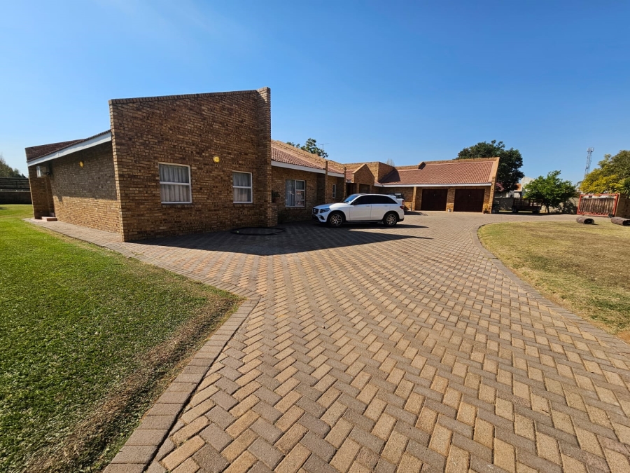 4 Bedroom Property for Sale in Jim Fouchepark Free State